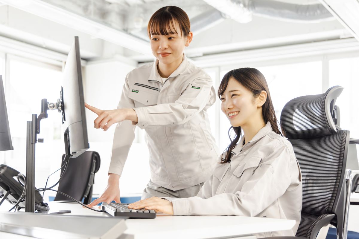 作業着姿でモニターを確認する社員