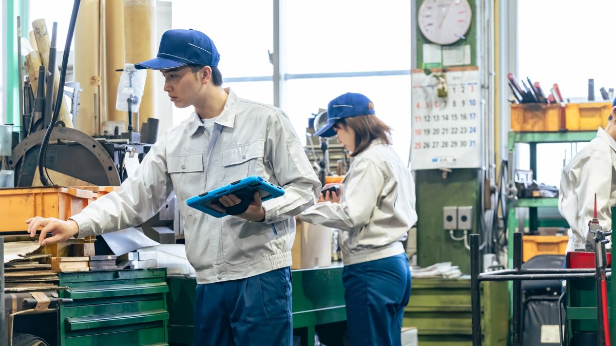 工場でタブレットを使う作業員